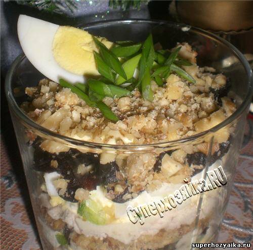  Рецепт слоеного салата с курицей, грецкими орехами