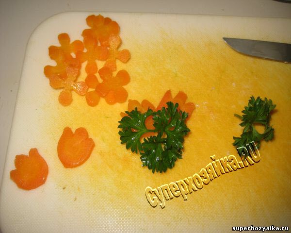 Украшение блюда цветами из моркови